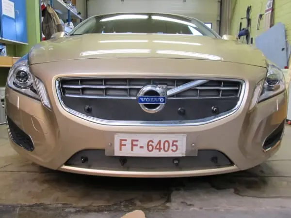 Maskisuoja Volvo S60/V60, osittain umpinainen jäähdyttimen säleikkö (2010-2013), Tammer-Suoja 🙂 Uusi Kokoelma