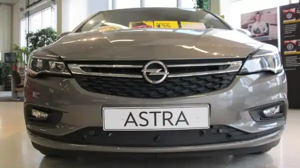 Maskisuoja Opel Astra, umpinainen keskiosa (2016-2019), Tammer-Suoja đ Asiakkaiden Suosikki